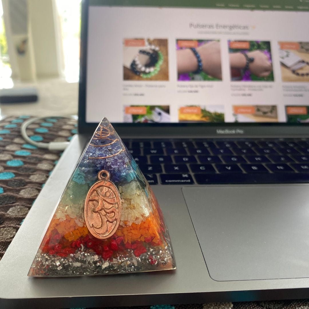Pirámide Orgonita 7 chakras